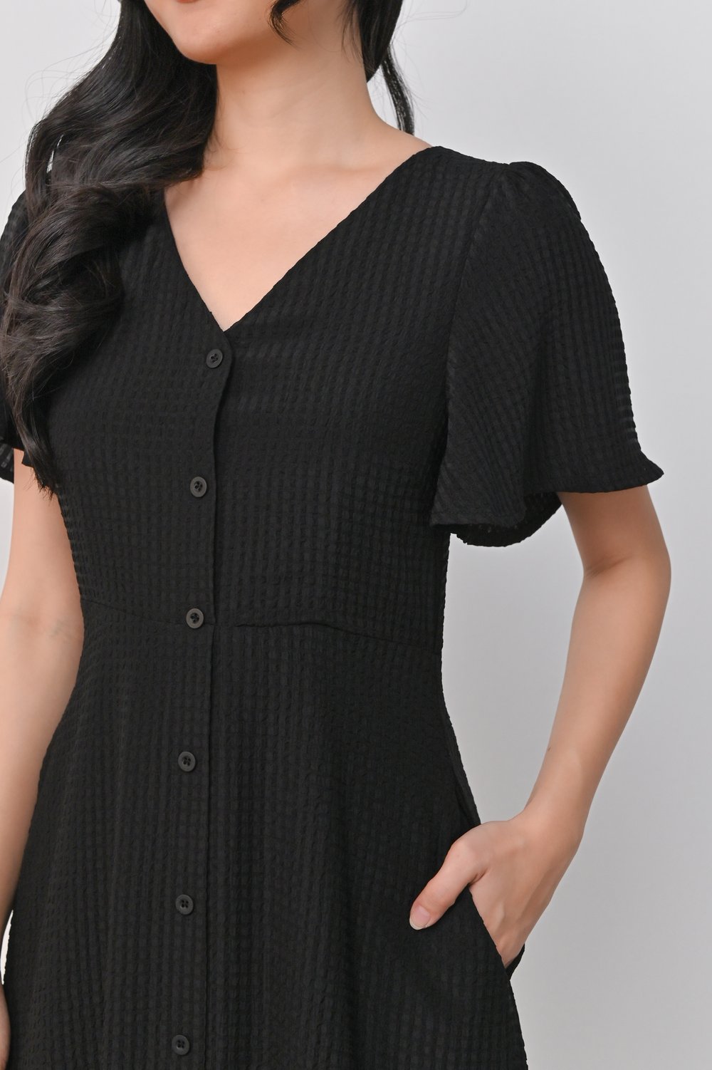 RENDIE TEXTURED SLEEVED BUTTON DRESS IN BLACK