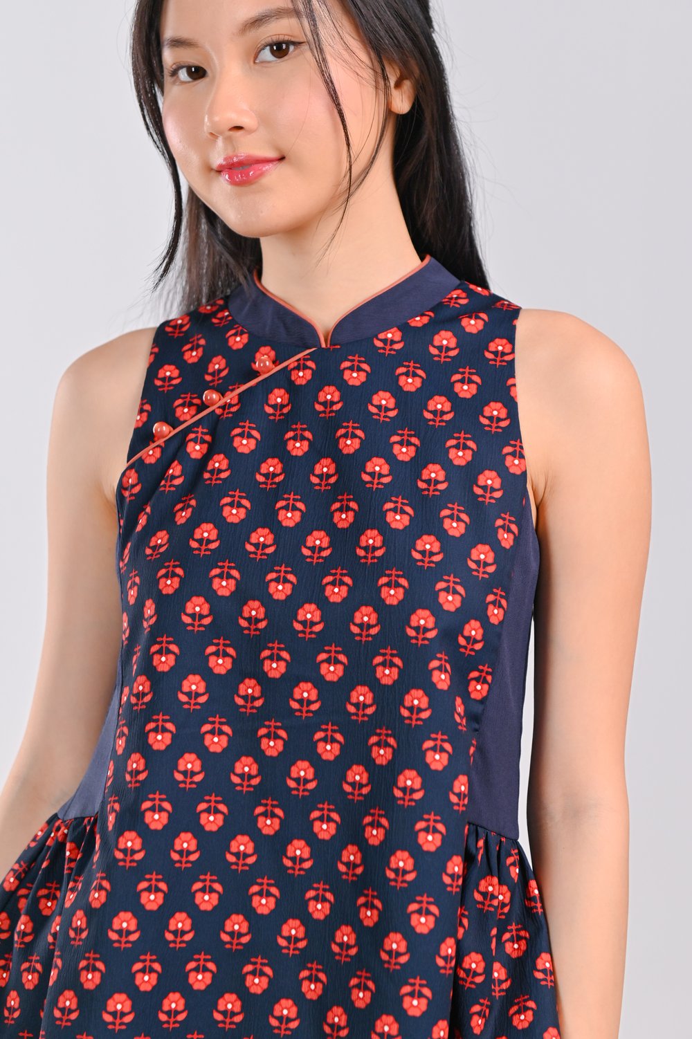 LIN NAVY FLOWERS SLEEVELESS CHEONGSAM TOP