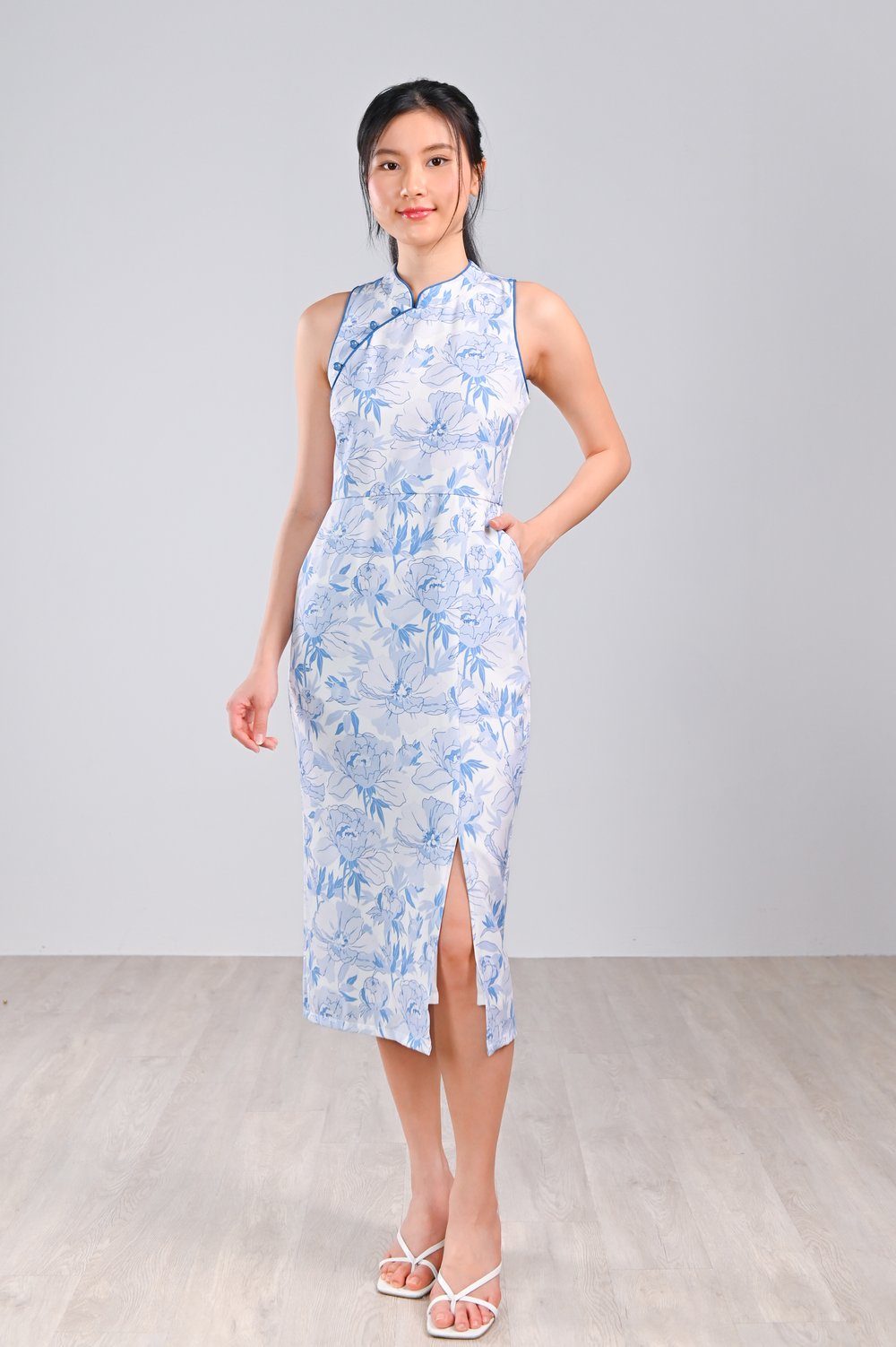 BLUE BOTANICAL SLEEVELESS CHEONGSAM
