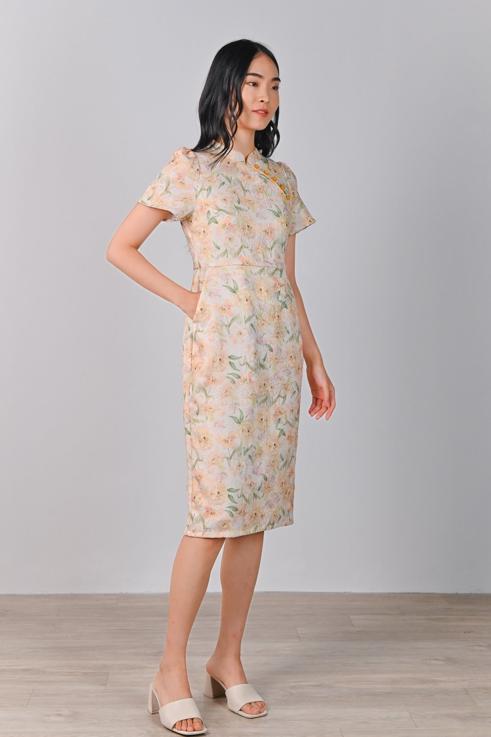 YINUO EMBOSSED CHEONGSAM IN CHAMPAGNE