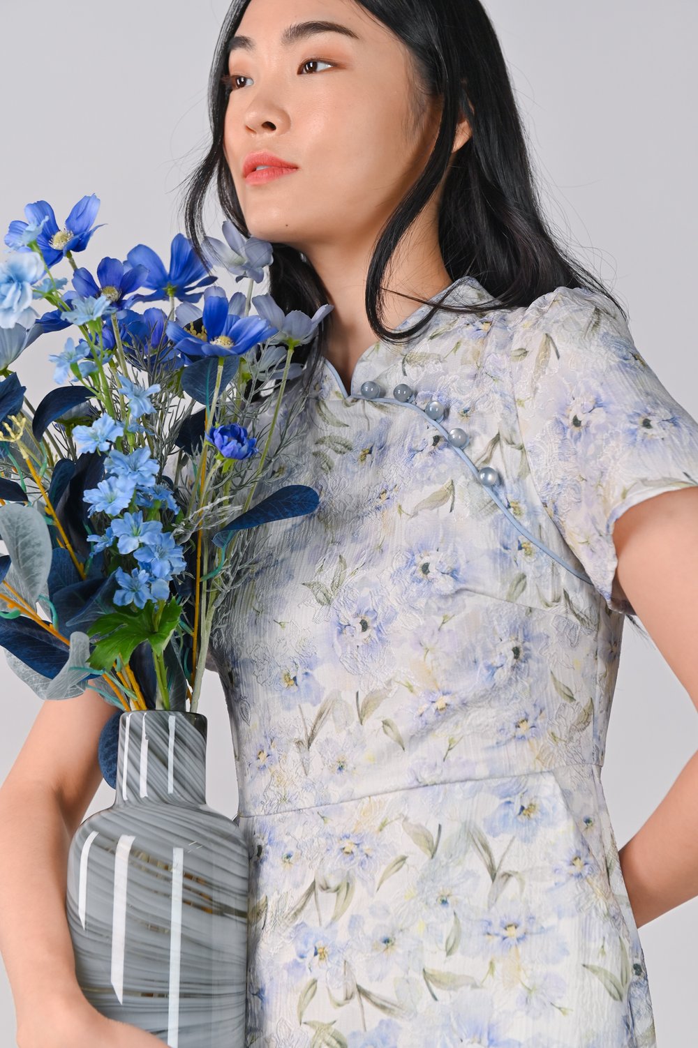 YINUO EMBOSSED CHEONGSAM IN BLUE