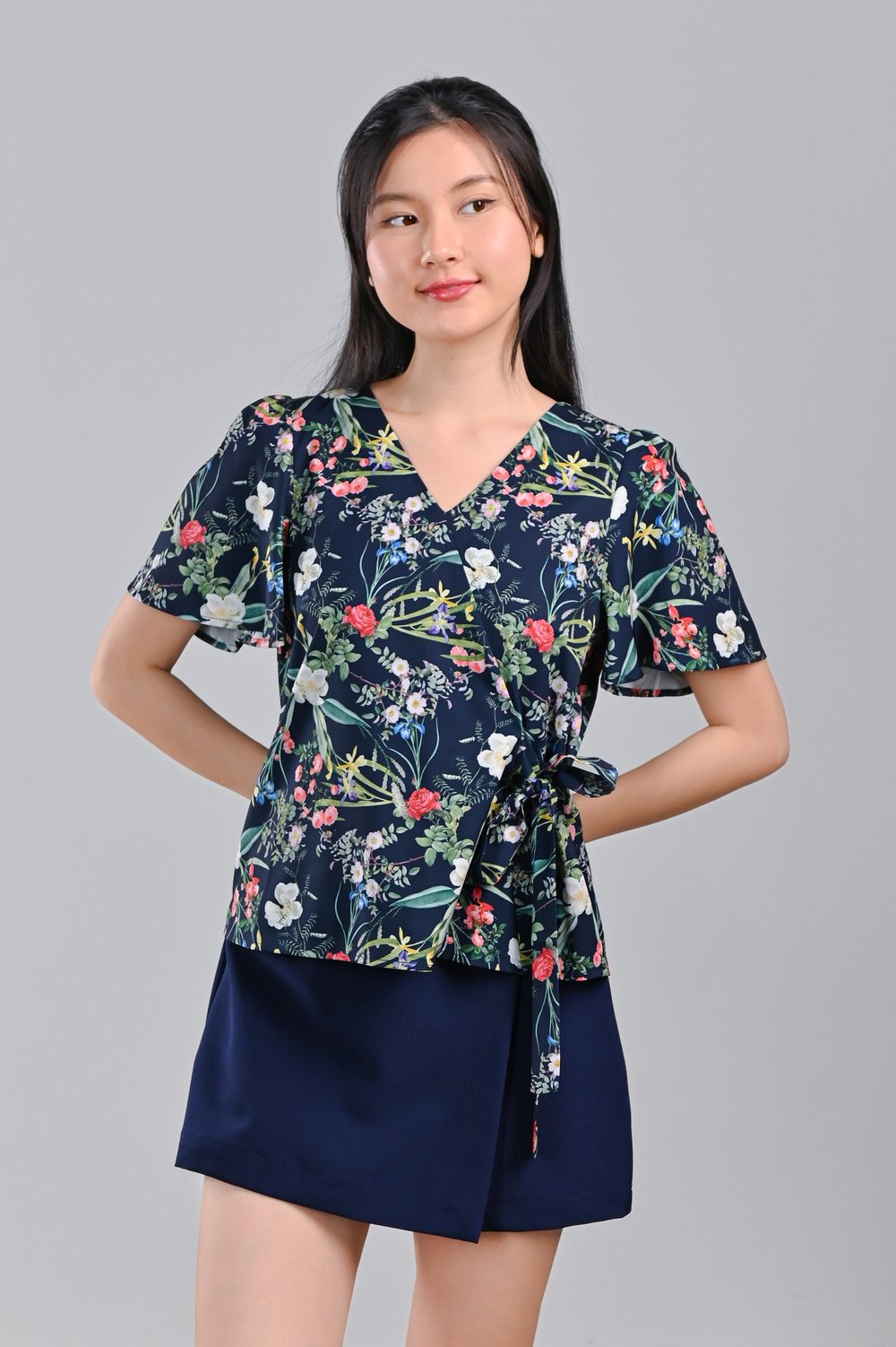 NAVY LUSH FLORALS TIE-SASH TOP