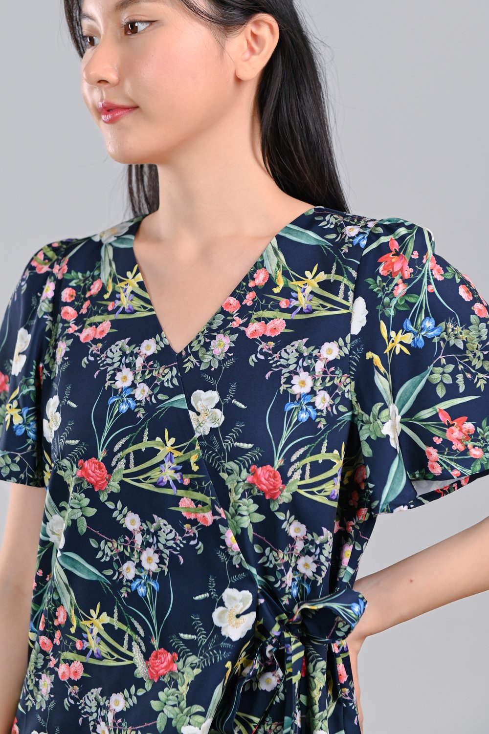 NAVY LUSH FLORALS TIE-SASH TOP