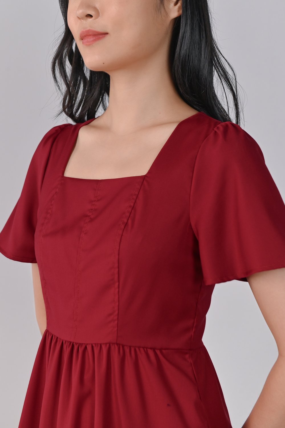 TEAGEN PANELLED SLEEVED MIDI DRESS IN RED