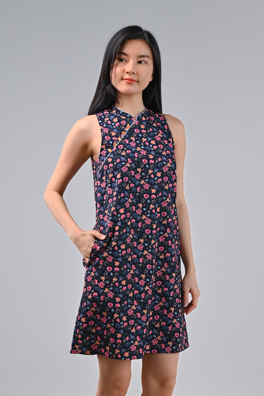 NIGHT GARDEN SLEEVELESS CHEONGSAM