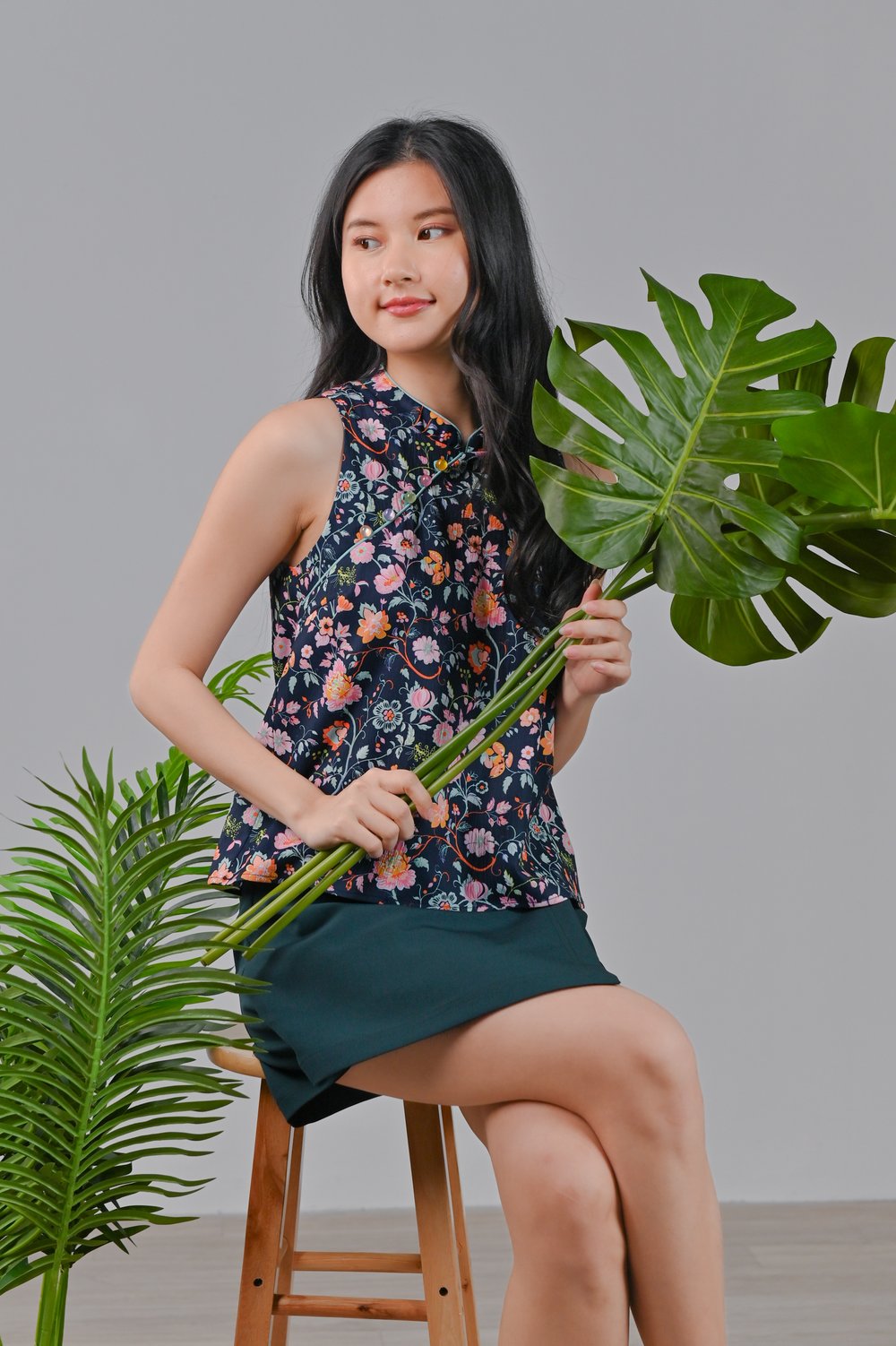 PEONY REVERIE SLEEVELESS CHEONGSAM TOP IN NAVY