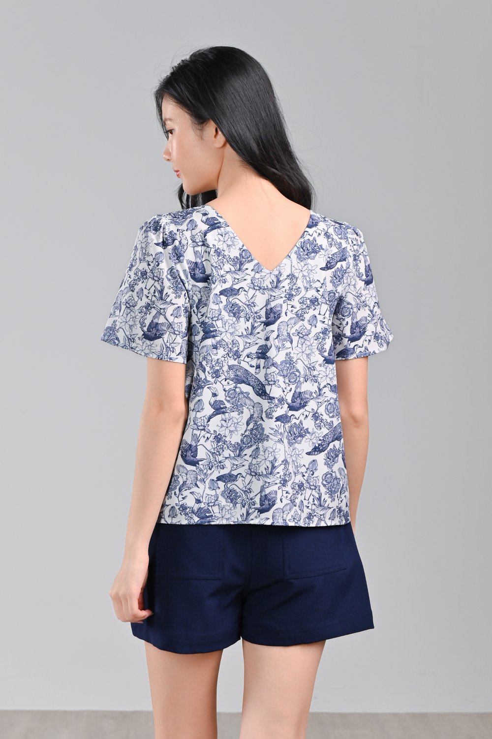 NAVY FEATHERED TALES SLEEVED TOP