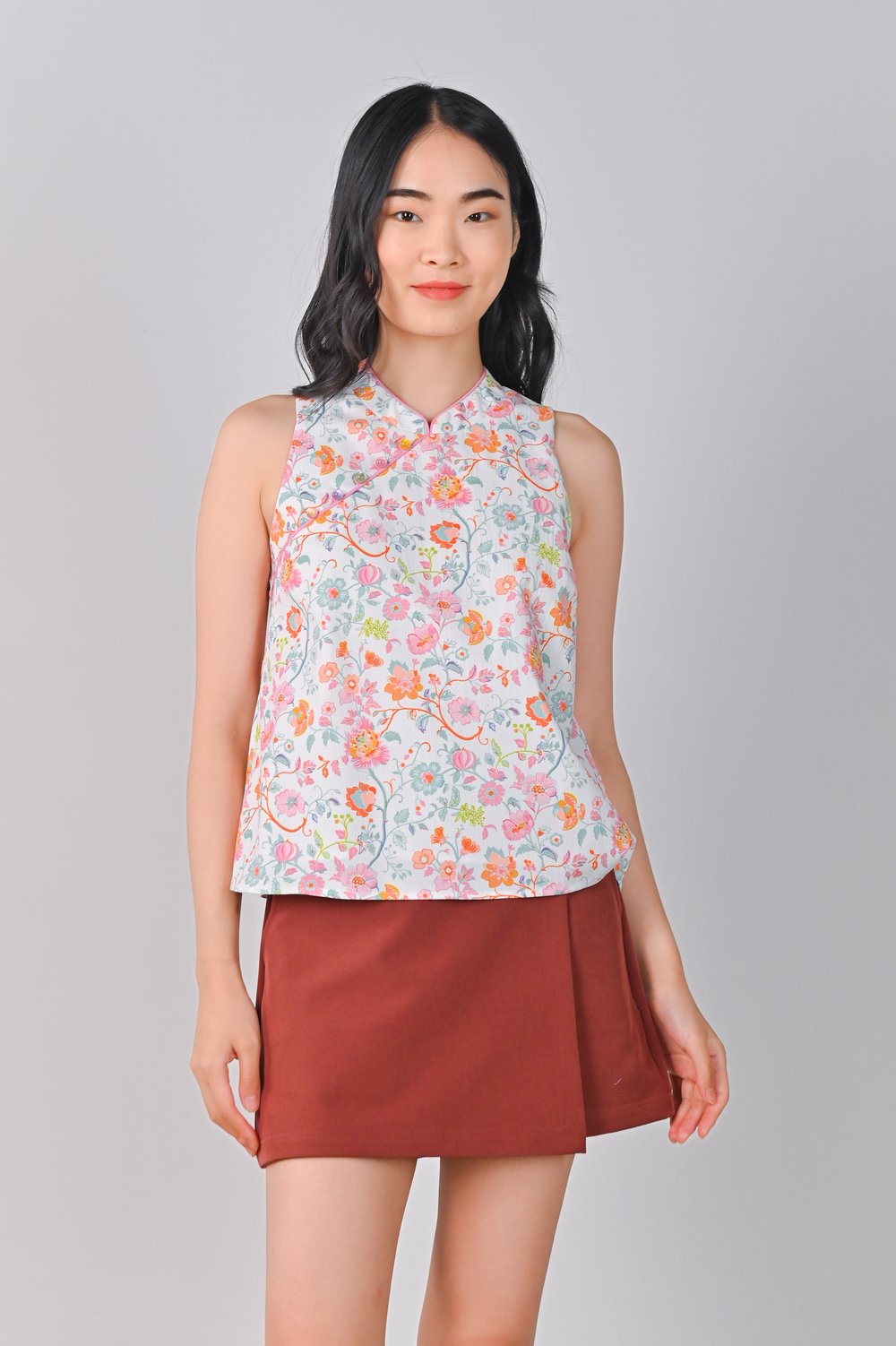 PEONY REVERIE SLEEVELESS CHEONGSAM TOP IN WHITE/PINK