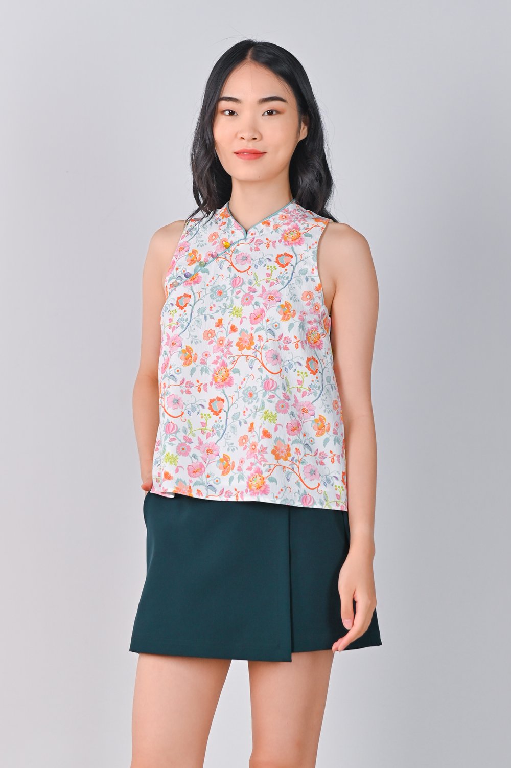 PEONY REVERIE SLEEVELESS CHEONGSAM TOP IN WHITE/GREEN