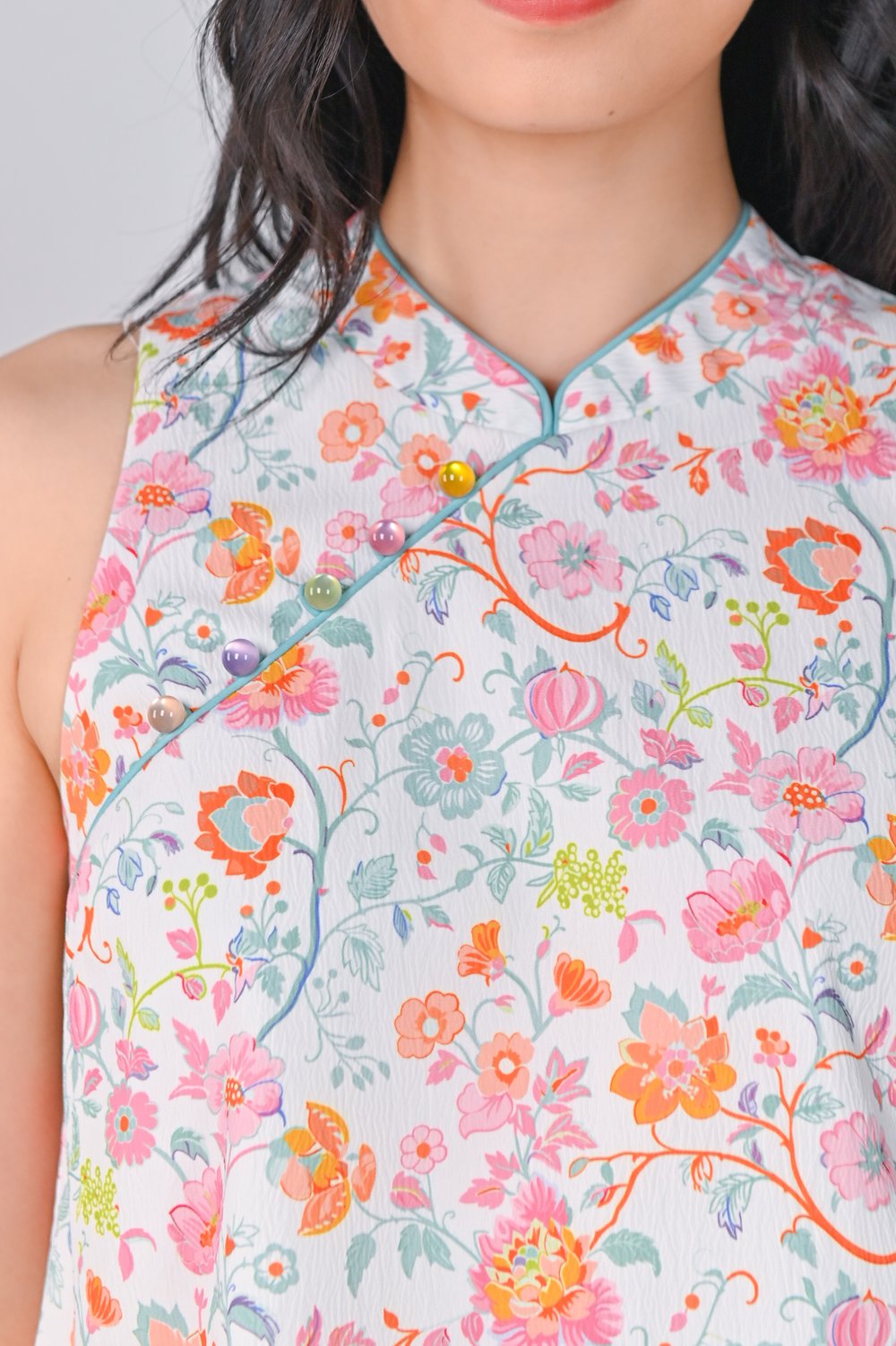 PEONY REVERIE SLEEVELESS CHEONGSAM TOP IN WHITE/GREEN