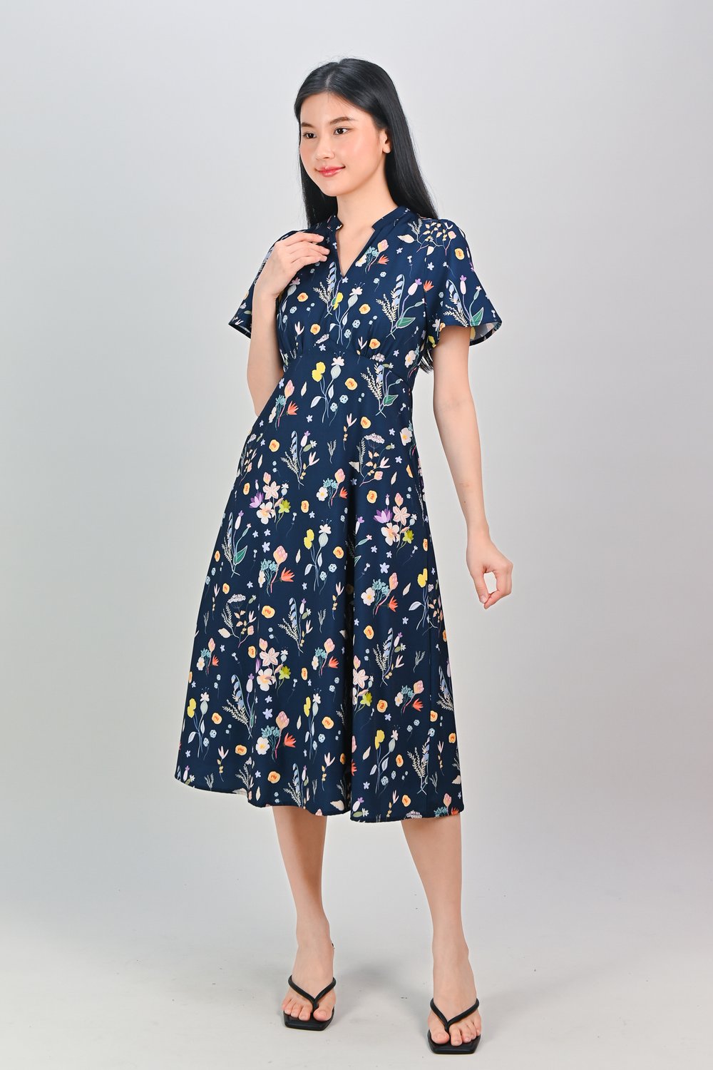 JUNIPER ROMANTIC FLORAL SLEEVED DRESS IN NAVY