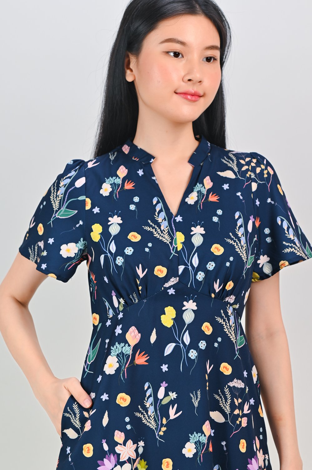 JUNIPER ROMANTIC FLORAL SLEEVED DRESS IN NAVY