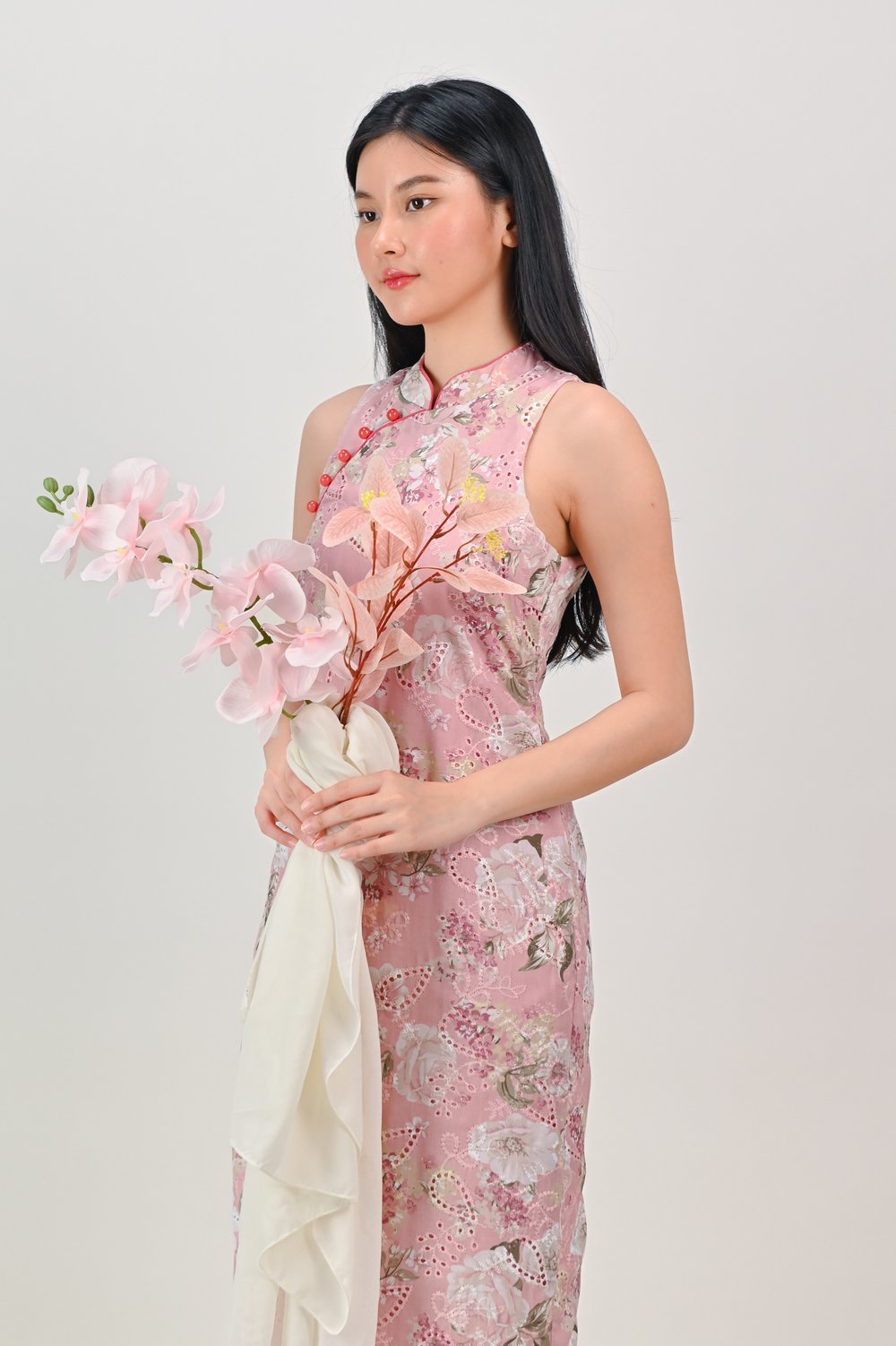 YIHAN EYELET SLEEVELESS CHEONGSAM IN PINK