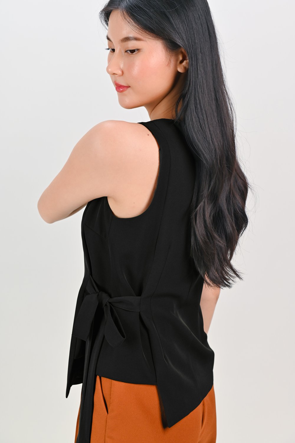 NADIA SLEEVELESS SIDE-TIE TOP IN BLACK