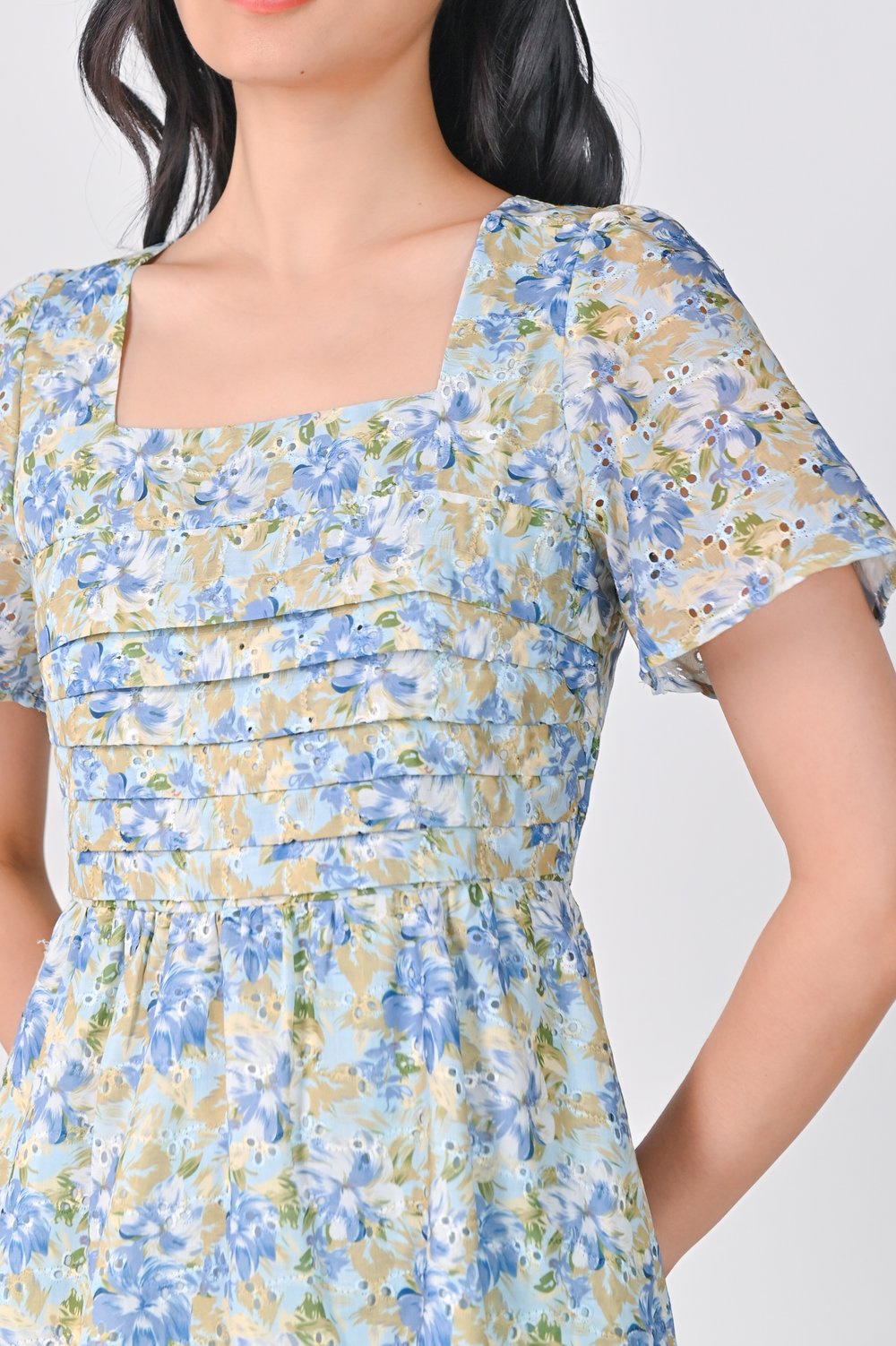 MARLOWE BLUE FLORAL PLEAT-DETAIL DRESS