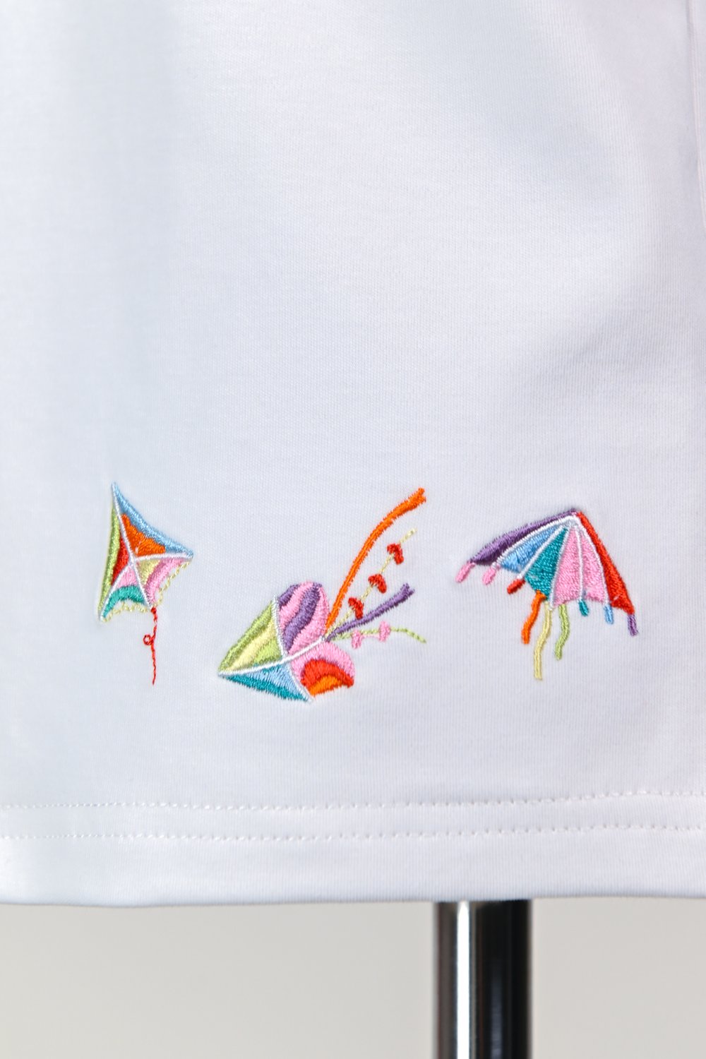 KOLORFUL KITES EMB. POCKET KIDS' TEE