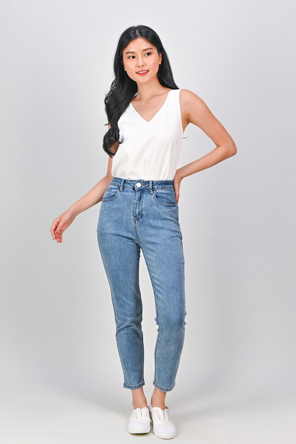 ZAHARA SLIM JEANS IN LIGHT-WASH