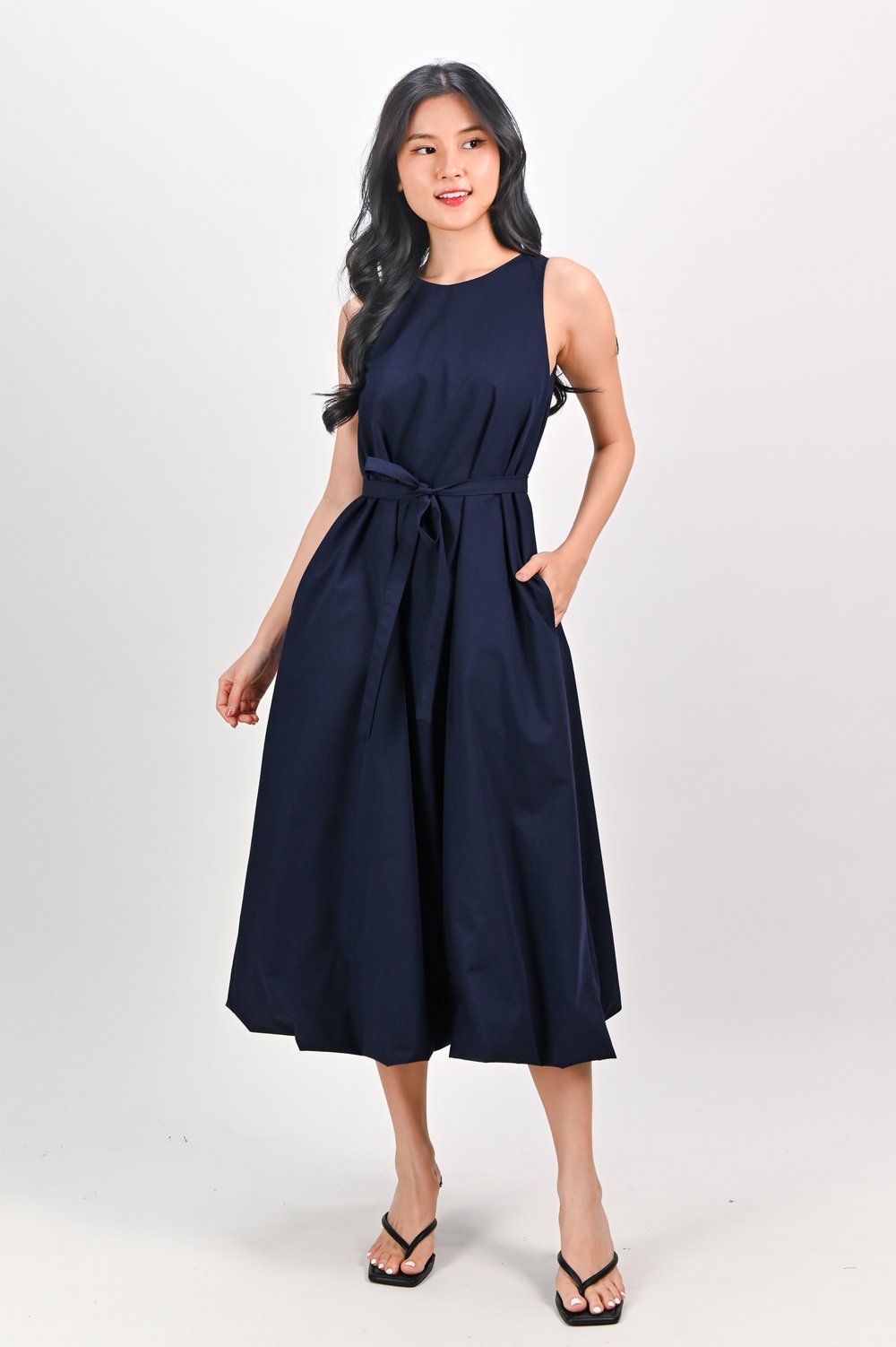 TOVA SLEEVELESS BUBBLE MIDI DRESS IN NAVY