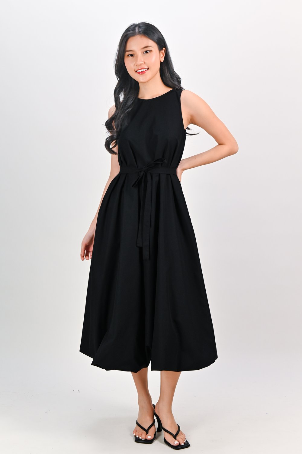 TOVA SLEEVELESS BUBBLE MIDI DRESS IN BLACK