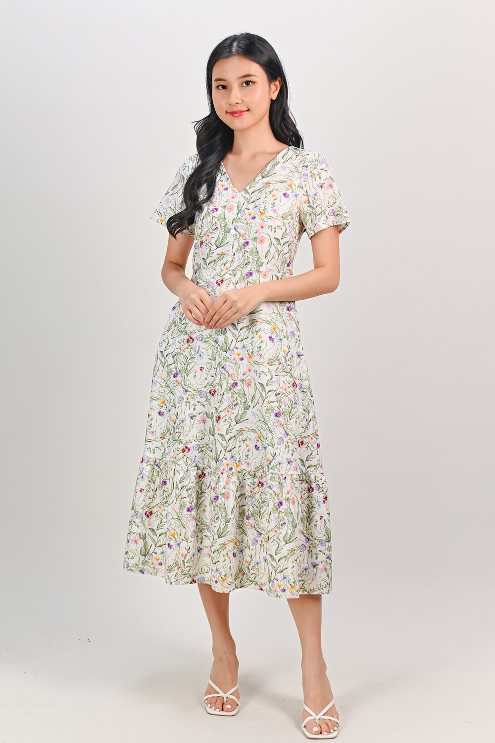 UTTE’S GARDEN V-NECK BUTTON DRESS IN WHITE