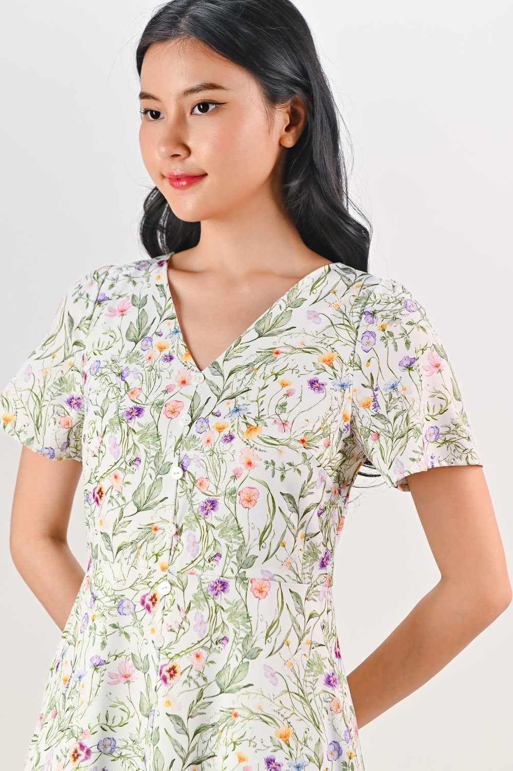 UTTE’S GARDEN V-NECK BUTTON DRESS IN WHITE