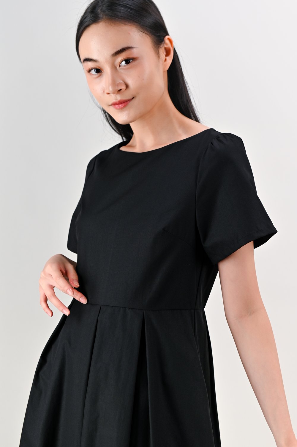 SALDANA SLEEVED BOX-PLEAT DRESS IN BLACK