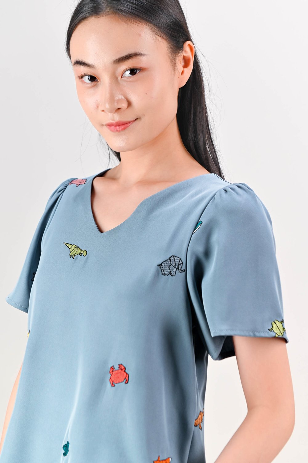 ORIGAMI ZOO EMB. SLEEVED TOP IN BLUE