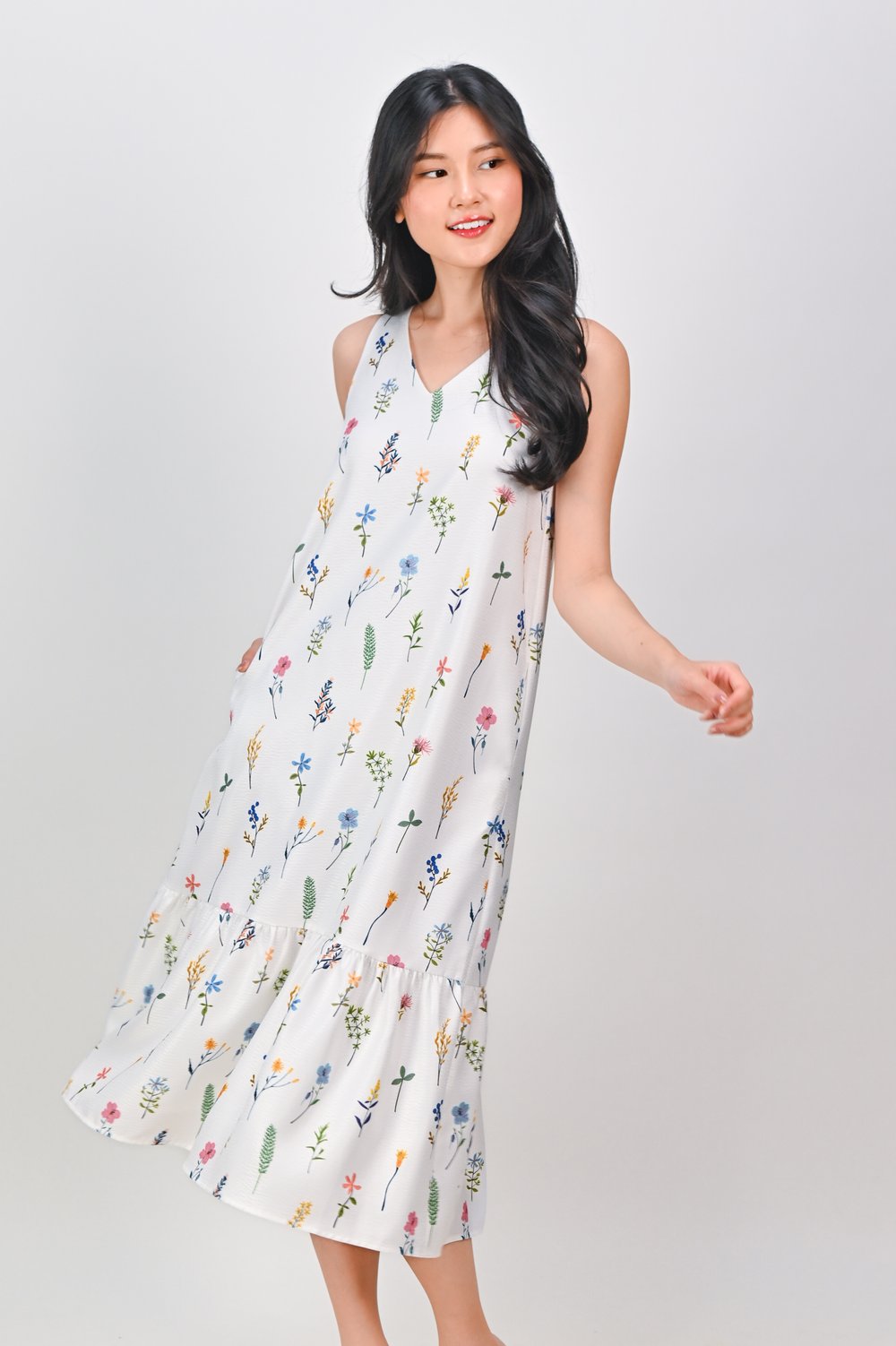 BLOOMING MEADOWS SLEEVELESS V-NECK MIDI DRESS