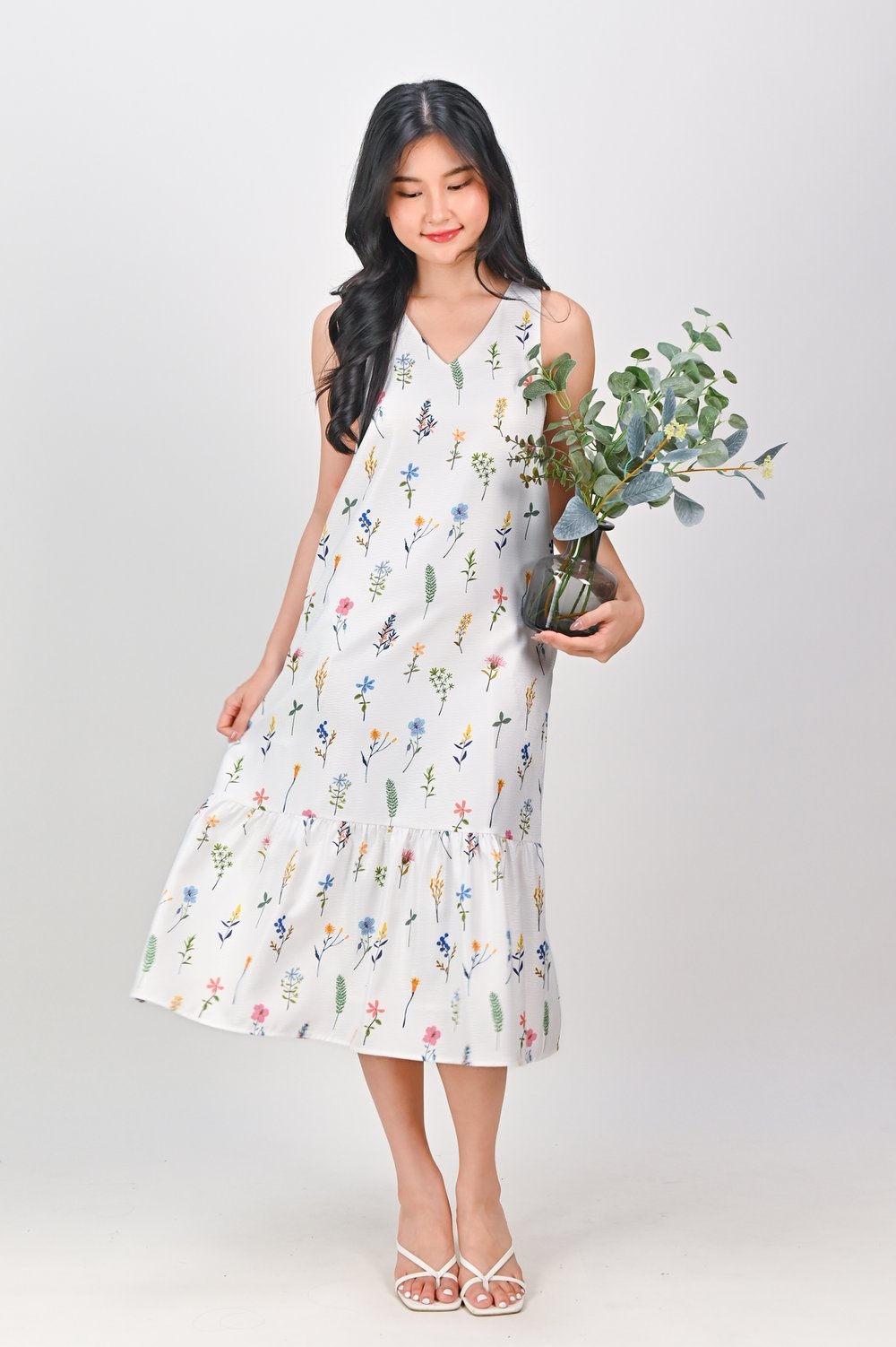 BLOOMING MEADOWS SLEEVELESS V-NECK MIDI DRESS