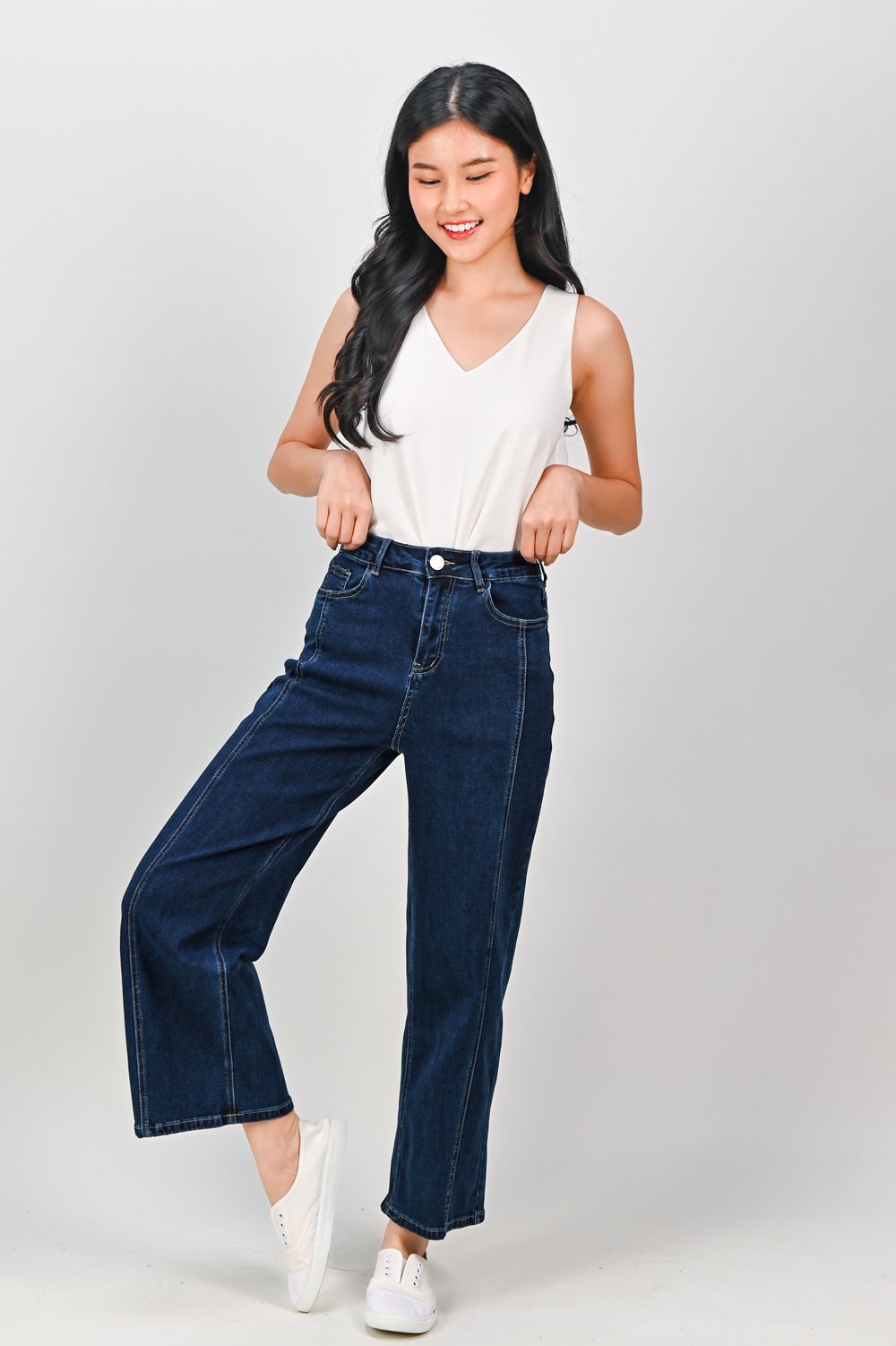 PRIYA STRAIGHT-CUT JEANS IN MID-WASH