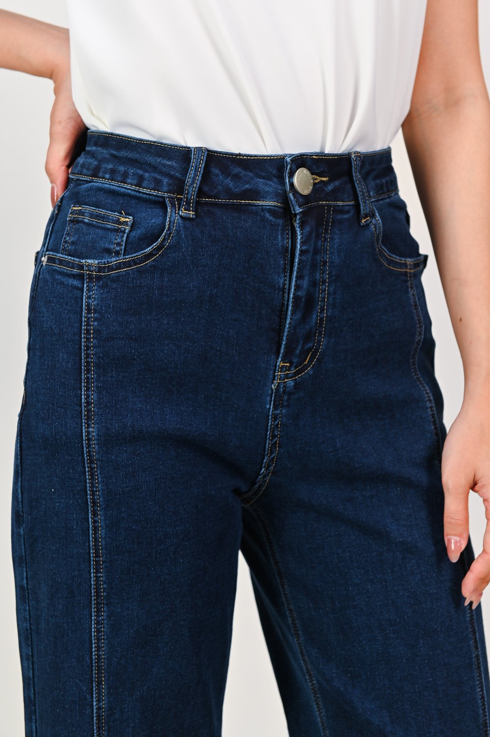 PRIYA STRAIGHT-CUT JEANS IN MID-WASH