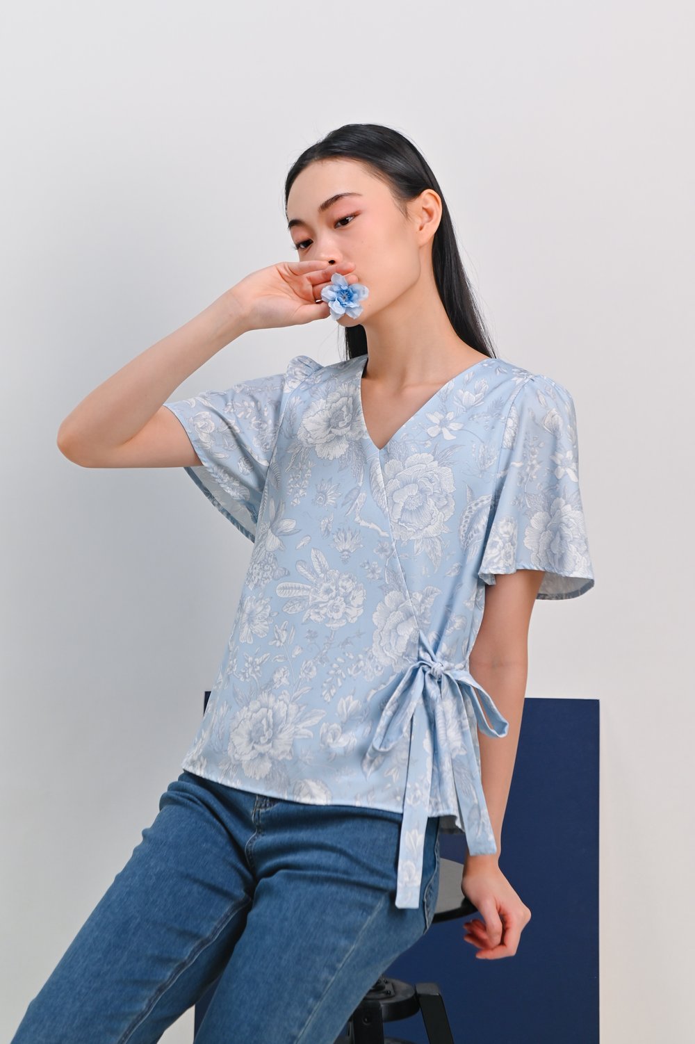 BLUE PORCELAIN BLOOMS SLEEVED TIE-SASH TOP