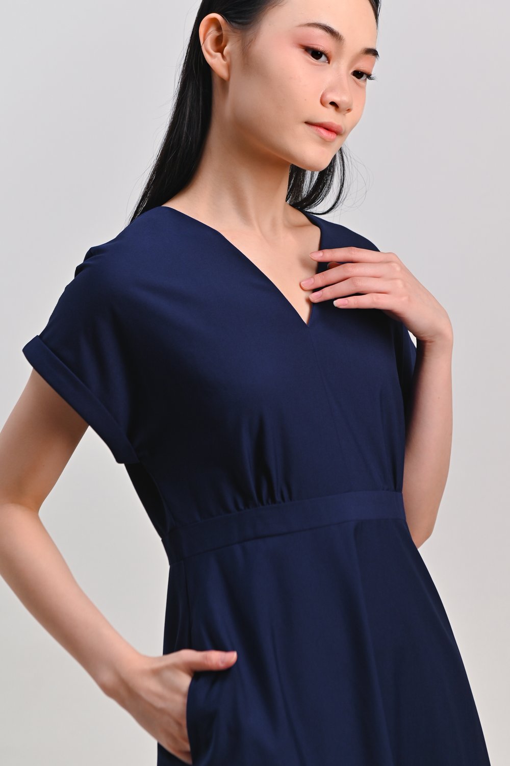 AVALON V-NECK SLEEVED MIDI DRESS IN NAVY