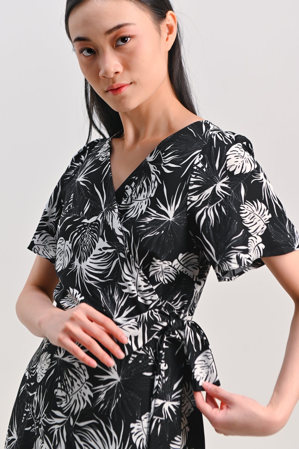 CHARLIZE SLEEVED TIE-SASH DRESS IN BLACK FOLIAGE