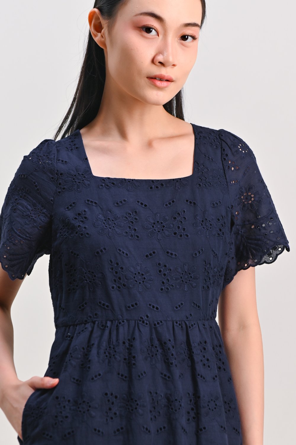 KISMET EYELET SLEEVED DRESS IN NAVY