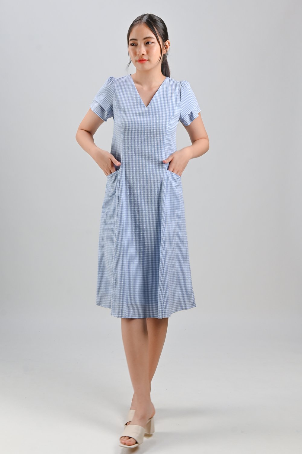 VERIE GINGHAM SLEEVED MIDI DRESS IN BLUE