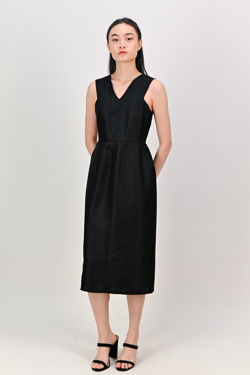 EIRLYS SLEEVELESS PANELLED DRESS IN BLACK