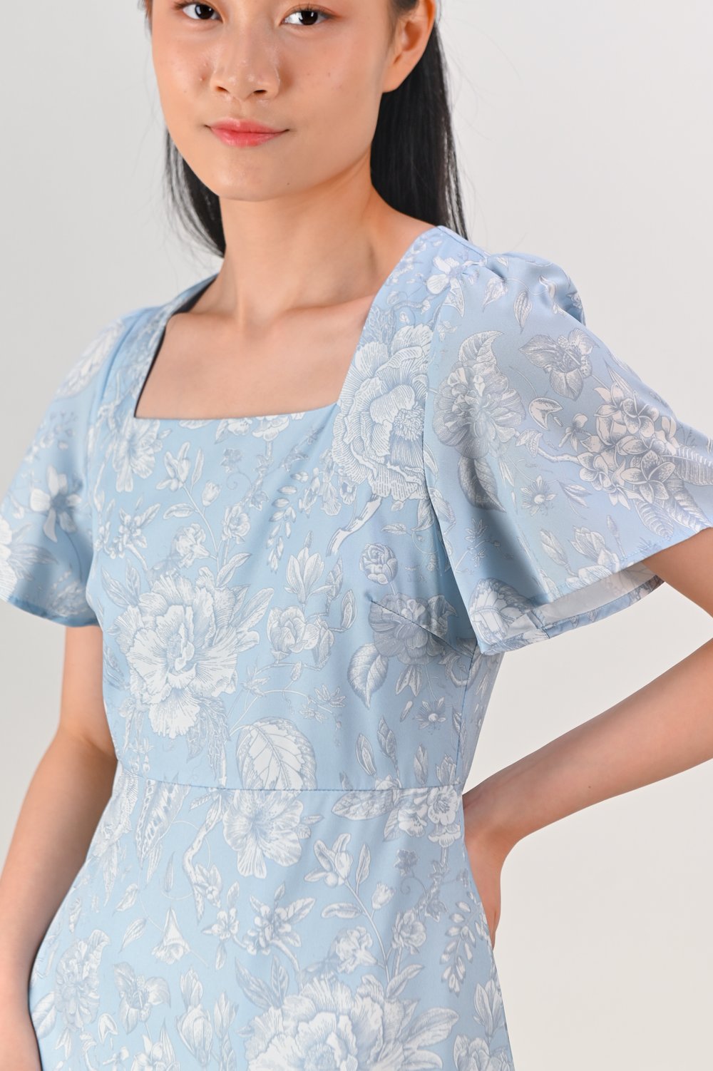 BLUE PORCELAIN BLOOMS SQUARE-NECK SLEEVED MIDI DRESS