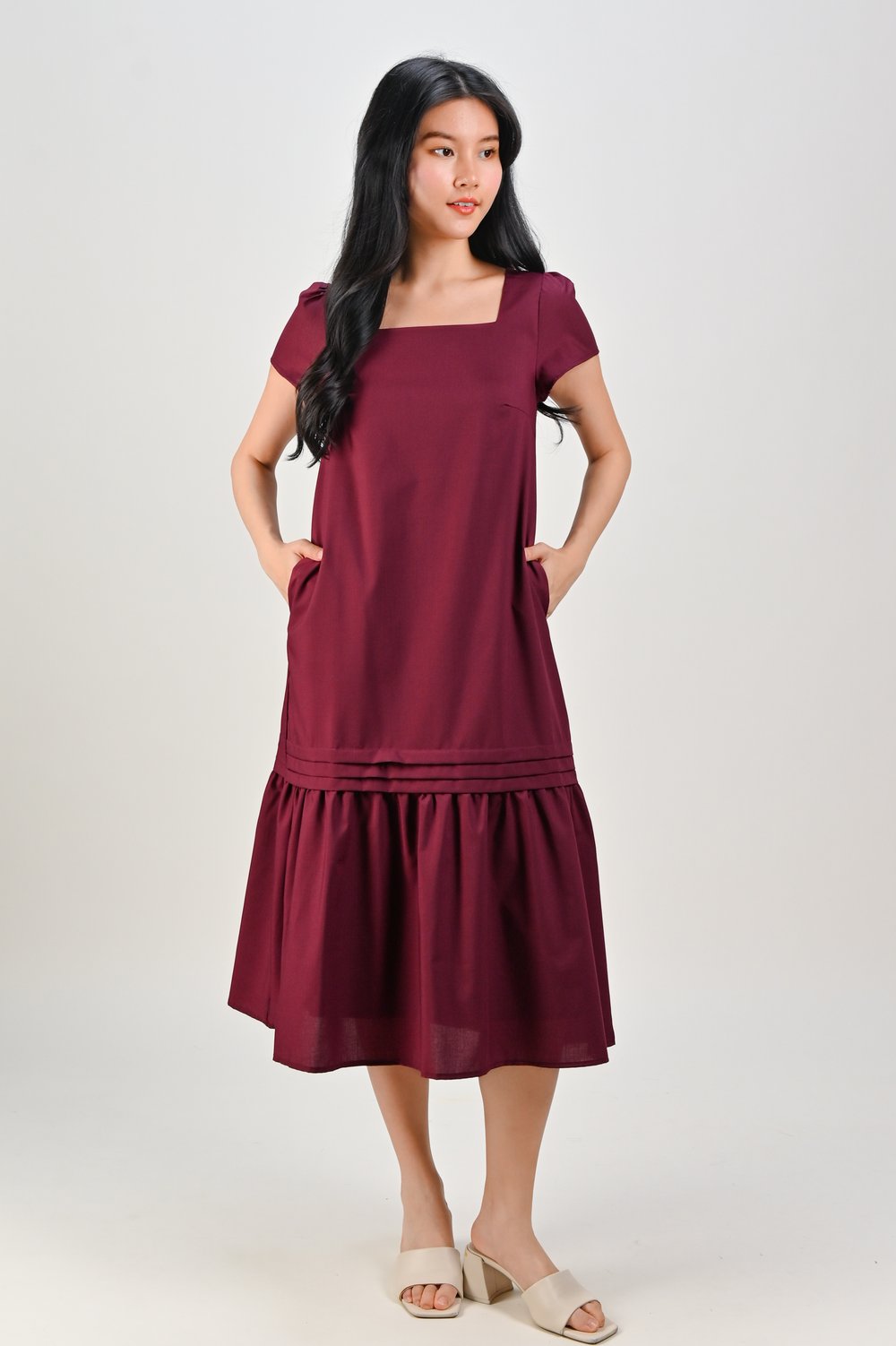 HANAMI SQUARE-NECK SLEEVED MIDI DRESS IN MAROON