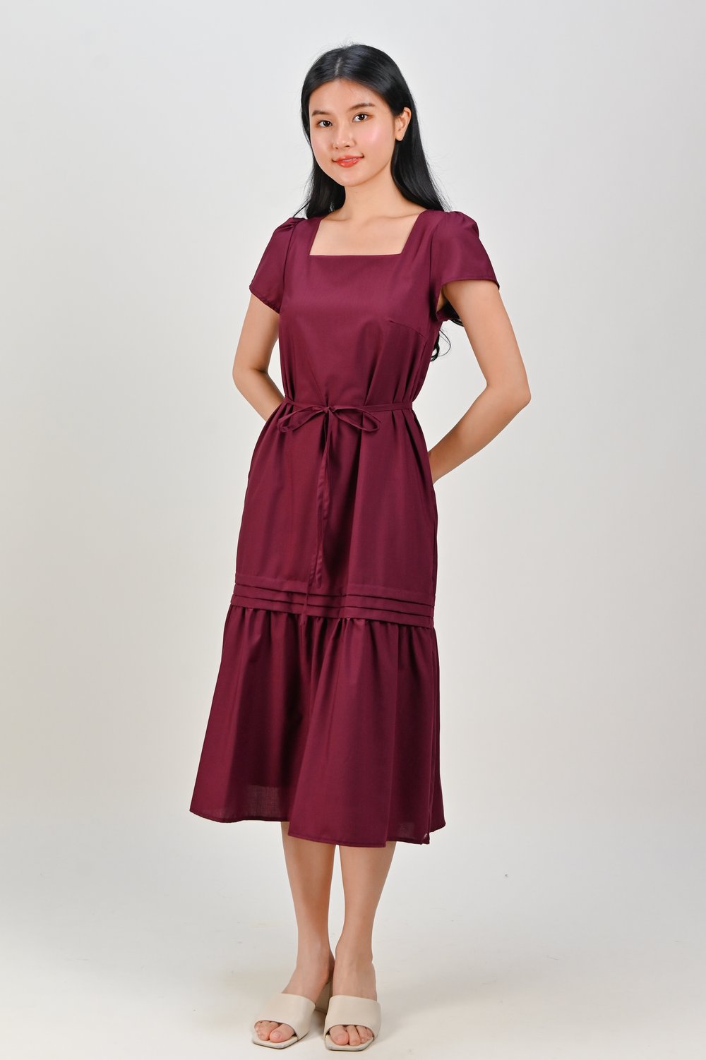 HANAMI SQUARE-NECK SLEEVED MIDI DRESS IN MAROON