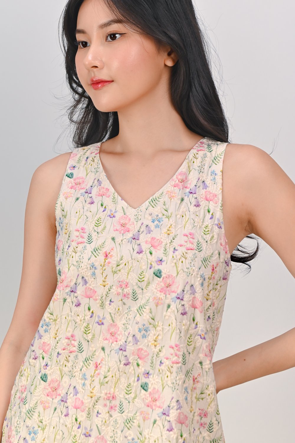 YINGJIA EMB. SLEEVELESS V-NECK DROPWAIST DRESS