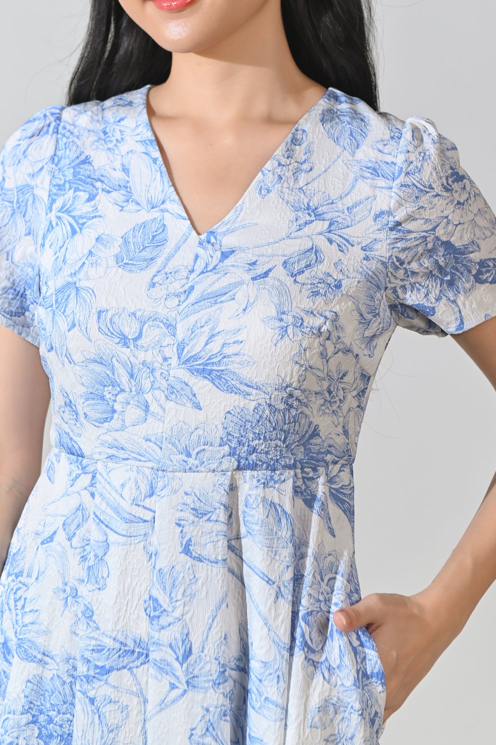 KENYE EMBOSSED SLEEVED DRESS IN BLUE PORCELAIN