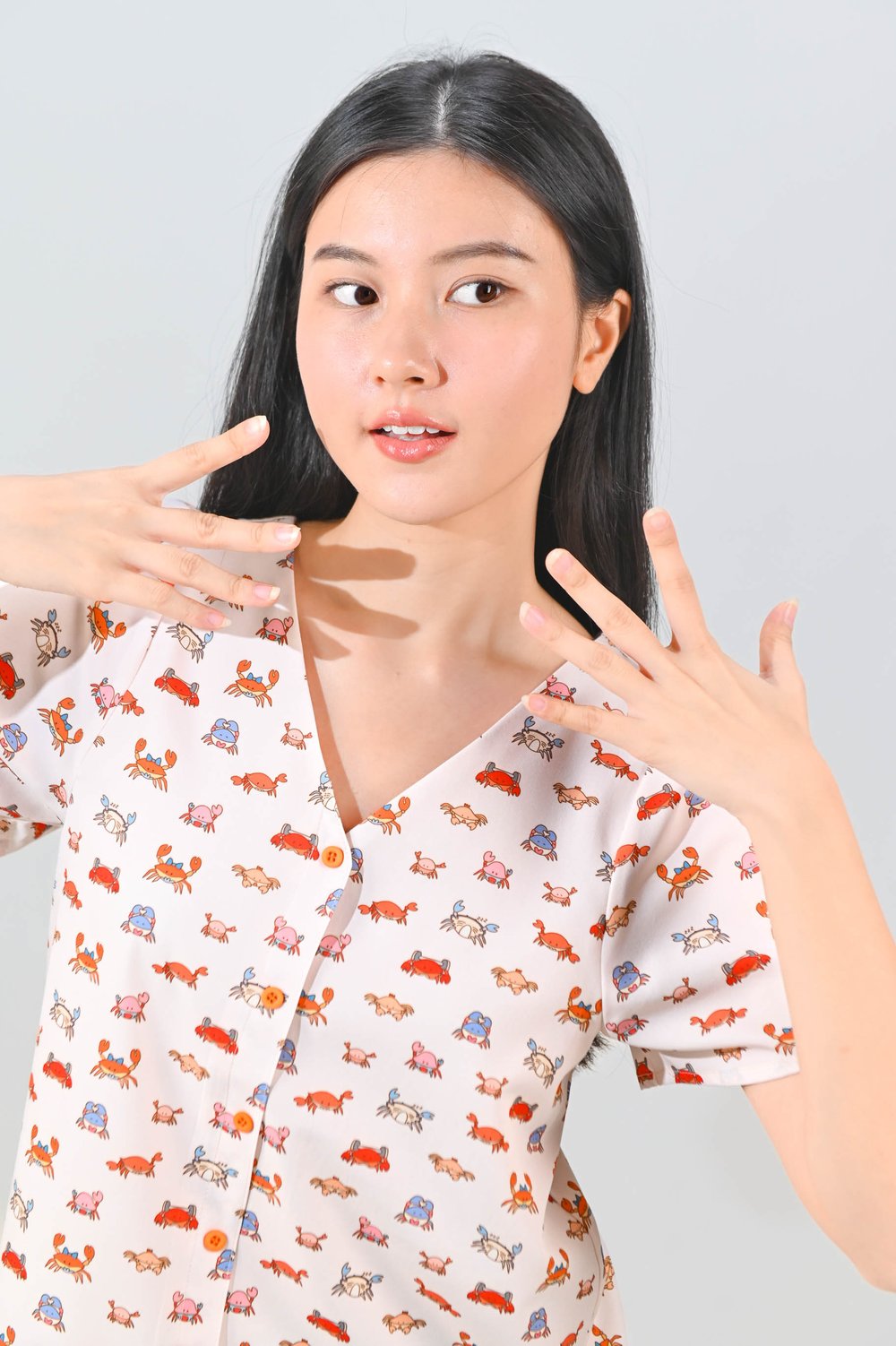 CRABBY SLEEVED BUTTON TOP