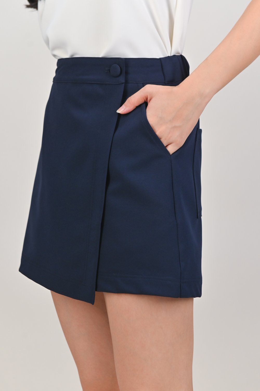 BEX ELASTIC-BACK SKORTS IN NAVY