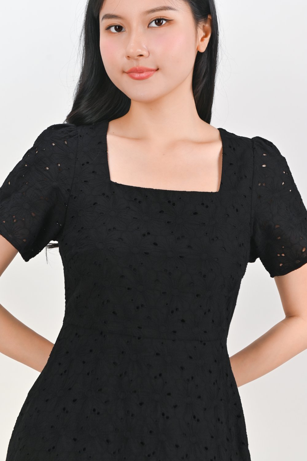 YINDI EYELET SQUARE-NECK SLEEVED MIDI DRESS IN BLACK