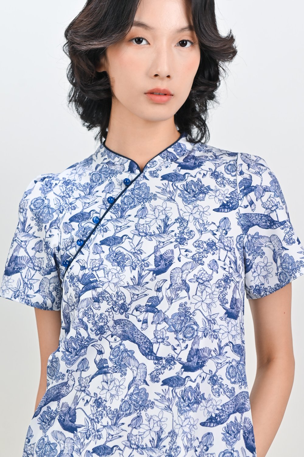 NAVY FEATHERED TALES SLEEVED CHEONGSAM