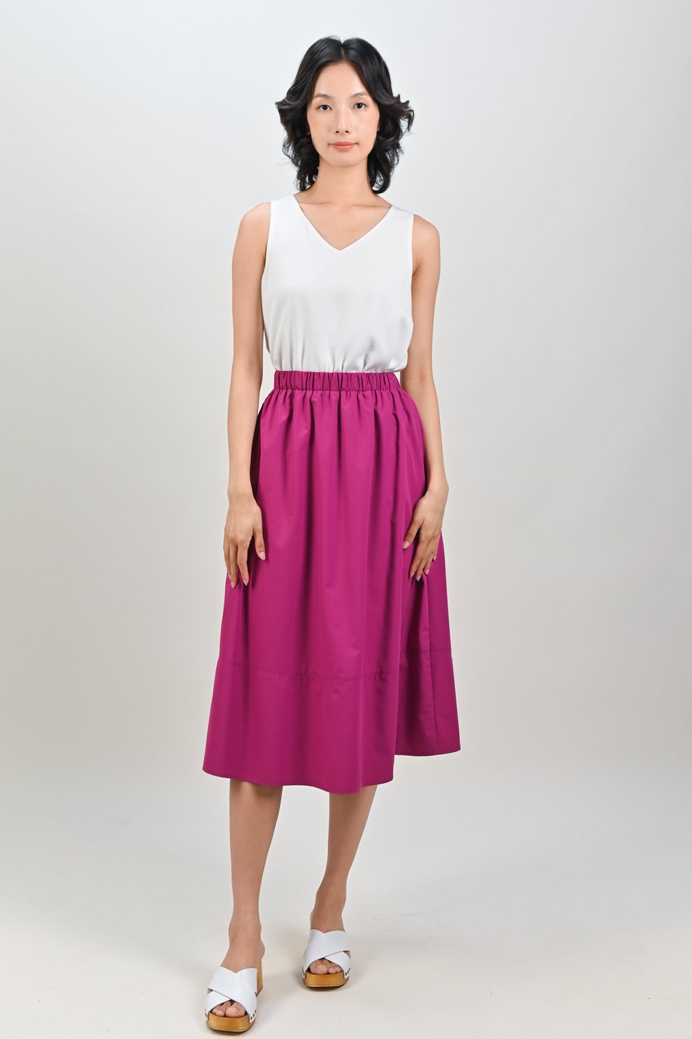 SAMANTHA ELASTIC-WAIST MIDI SKIRT IN MAGENTA