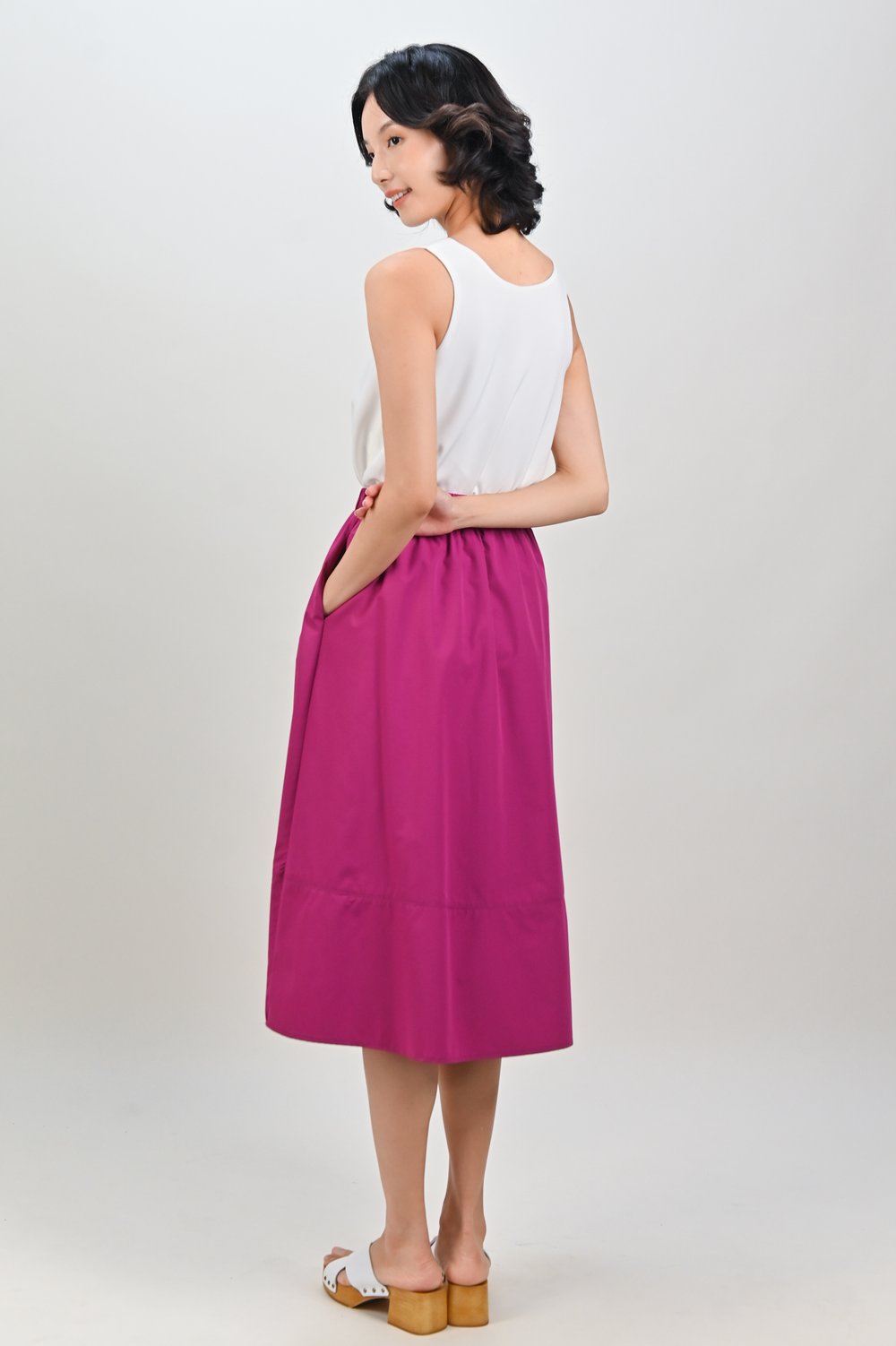 SAMANTHA ELASTIC-WAIST MIDI SKIRT IN MAGENTA