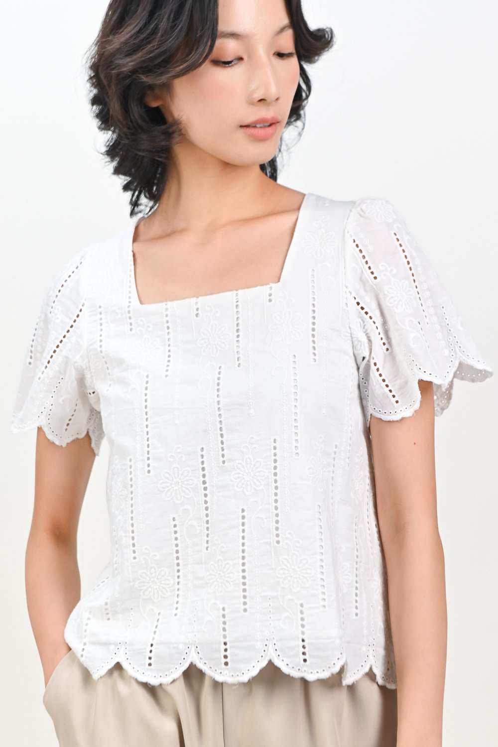EVOSHA EYELET SLEEVED TOP IN WHITE