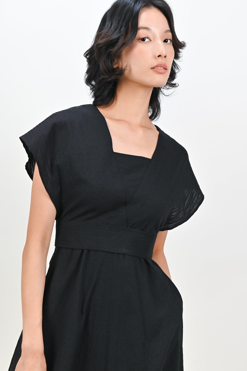 AURAYA KIMONO SLEEVED MIDI DRESS IN BLACK